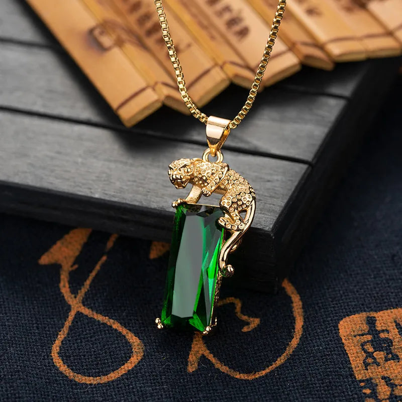 Vintage Carved Oval Green Emerald Pendant Necklace 18k Choker Jewelry