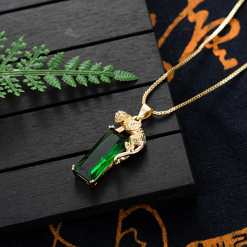 Vintage Carved Oval Green Emerald Pendant Necklace 18k Choker Jewelry