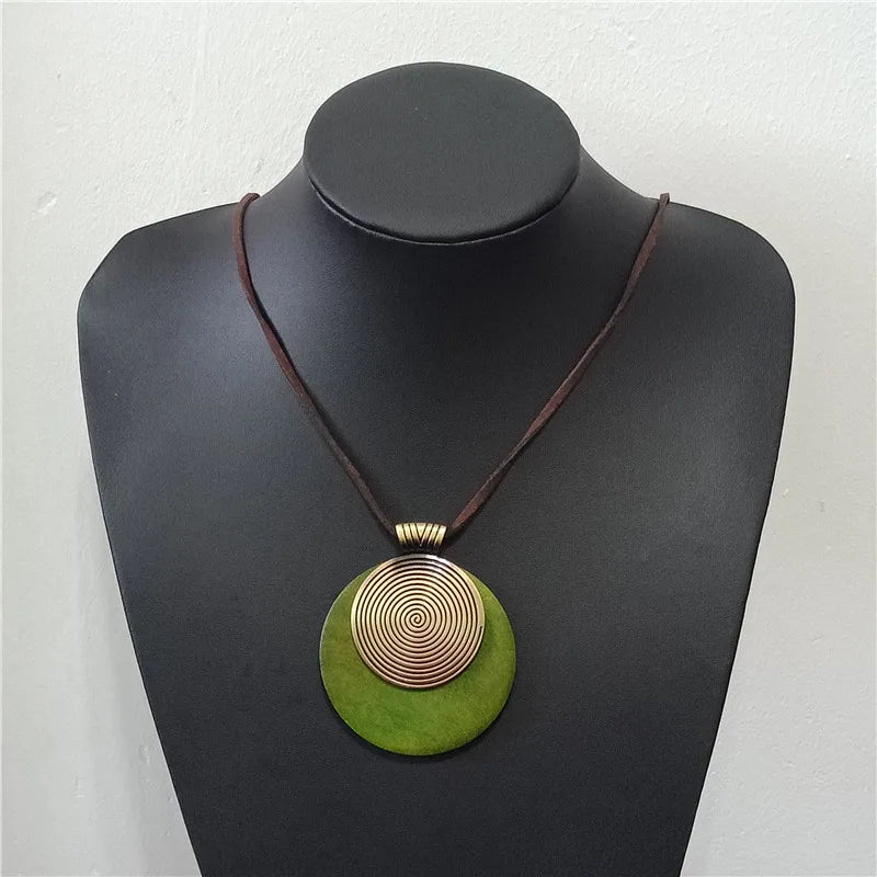 Vintage Woman Choker Necklace Wooden Round Lines Pendant Long Necklace Green