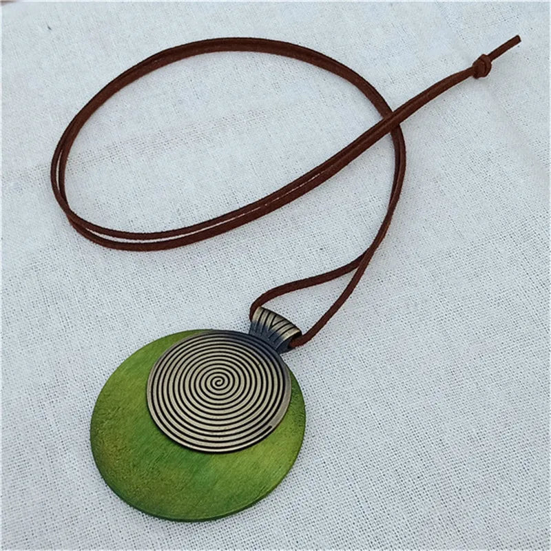 Vintage Woman Choker Necklace Wooden Round Lines Pendant Long Necklace Green