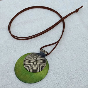 Vintage Woman Choker Necklace Wooden Round Lines Pendant Long Necklace Green
