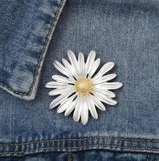Vintage Marguerite Flower Brooch in Silver Colour