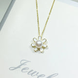 ZHBORUIN Daisy Charm Necklace Natural Pearl Flower Pendant Woman Gift
