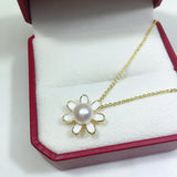 ZHBORUIN Daisy Charm Necklace Natural Pearl Flower Pendant Woman Gift