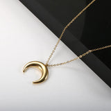 ZMFashion Crescent Moon Pendant Women's Necklace Stainless Steel