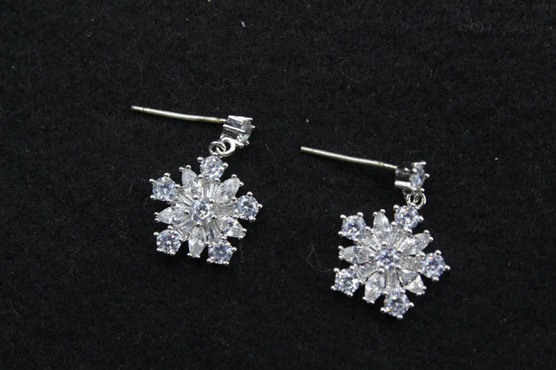 Women's Zircon Flower Snowflake Ear Clip Earrings