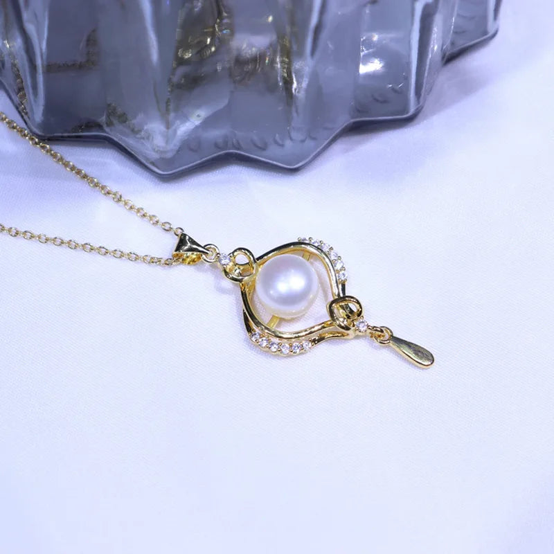 Freshwater Pearl Pendant Necklace in Pink