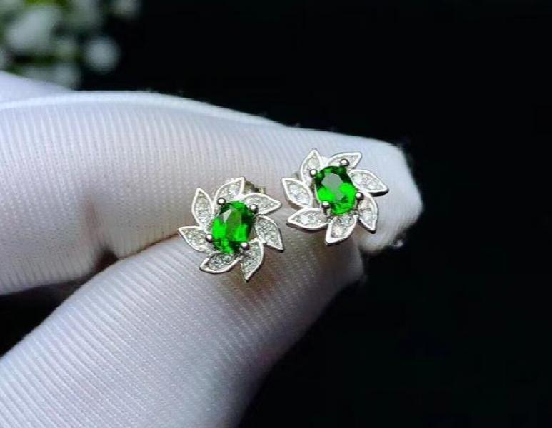 925 Silver Diopside Ear Nail Detection