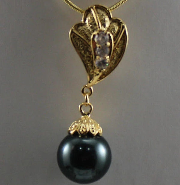 Shell Pearl Pendant Necklace with Crystal Inlay