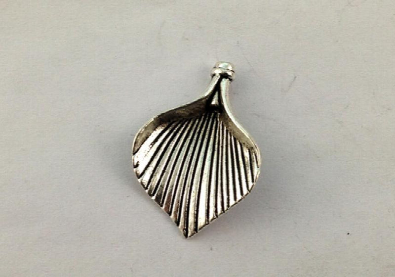 60PCS Tibetan Silver Lined Flower Petal Beads