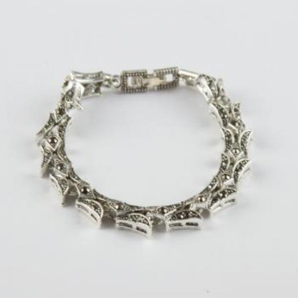 Stylish Gold Bracelet with Heart Charm