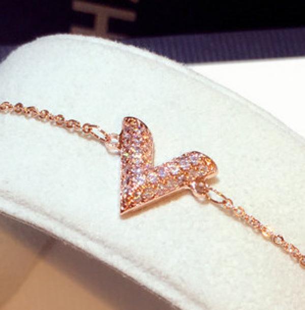 Korea V Letter Shape Bracelet for Women Charm Bracelets for Women