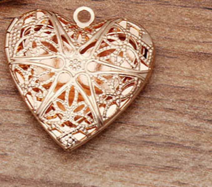 10pcs Heart Filigree Oil Aromatherapy Diffuser Pendant Charms