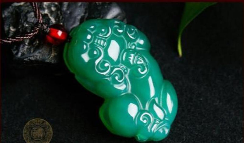 Green Chalcedony Carved Pixiu Pendant Necklace for Wealth