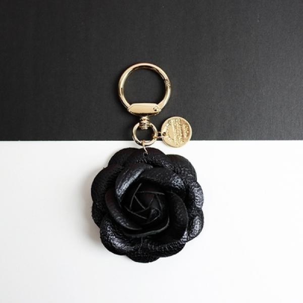 Elegant PU Leather Rose Camellia Flowers Pearls Chain Keychain Women