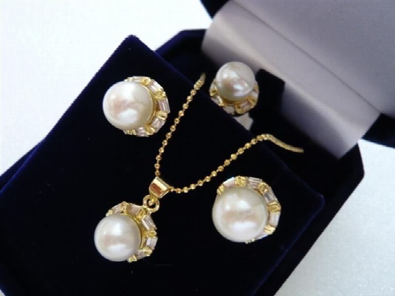 Shell Pearl Earrings & Pendant Necklace Set