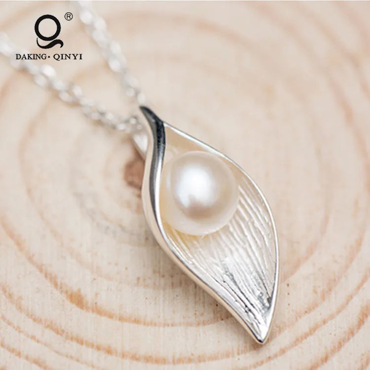 Leaf Shape Pearl Pendant Necklace